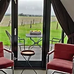 Hotelhuisje #d * Warmenhuizen